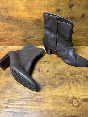 Covington Brown Leather Side Zip Heeled Ankle Booties Size 7.5M